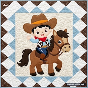 Può includere: Un arazzo trapuntato raffigurante un personaggio dei cartoni animati con cappello da cowboy marrone, bandana rossa e gilet maculato, a cavallo di un cavallo marrone. Il bordo presenta un motivo a rombi nei colori blu, bianco e marrone.