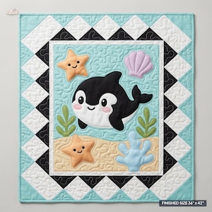 Puede incluir: Una colcha rectangular que mide 91,44 cm por 106,68 cm con una ilustración central de una orca blanca y negra rodeada por dos estrellas de mar naranjas, una concha morada y corales verdes y azules sobre un fondo azul claro y beige.