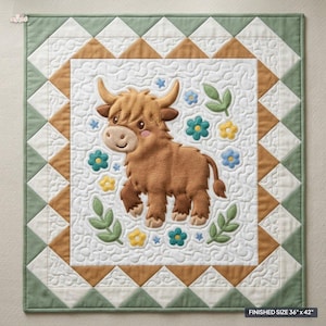 Könnte beinhalten: Ein rechteckiger Quilt mit einer zentralen Applikation eines braunen Hochlandrindes auf weißem Grund mit Wirbelmustern. Der Rand besteht aus abwechselnden beigen und grünen Dreiecken. Der Quilt enthält kleine Blumen- und Blattmotive und misst 91 mal 107 cm.