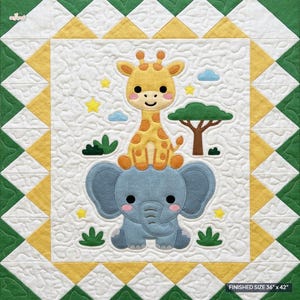 Op de afbeelding: Een gewatteerde stoffen wandhanger met een gele giraf die op een blauwe olifant zit. Het ontwerp bevat een groene boom, kleine groene struiken, gele sterren en blauwe wolken op een witte achtergrond met een gele en groene rand. Tekst: FINISHED SIZE 36" x 42".