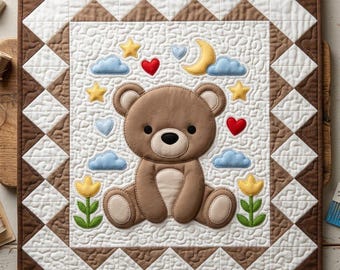 Könnte beinhalten: Ein gesteppter Wandbehang mit einem braunen Teddybären-Applikationsmotiv auf weißem Hintergrund mit Wirbelstruktur. Das Design umfasst gelbe Sterne, blaue Wolken, rote Herzen, eine gelbe Mondsichel und zwei gelbe Tulpen. Umrandet von braunen und weißen Rauten. Text: FINISHED SIZE 36" x 42".
