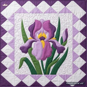 Puede incluir: Una colcha cuadrada con una flor de iris central en tonos morados y amarillos con hojas verdes sobre un fondo blanco con acolchado punteado. El borde consta de triángulos morados y blancos. El texto dice: FINISHED SIZE 36" x 42".