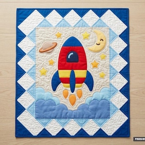 Puede incluir: Una colcha rectangular con un tema espacial central que incluye un cohete rojo, amarillo y azul, una luna creciente, un planeta y estrellas amarillas sobre un fondo crema. El borde tiene un patrón de diamantes azul y blanco. Tamaño final 91 cm x 107 cm.