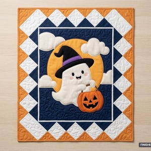 Könnte beinhalten: Ein rechteckiger Quilt mit einem zentralen Geist, der einen schwarzen Hexenhut mit violettem Band trägt und einen orangefarbenen Kürbiseimer vor einem gelben Mond und dunkelblauem Himmel hält. Der Rand hat orange, weiße und blaue Rauten. 91 cm x 107 cm.