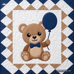 Puede incluir: Un tapiz acolchado con un oso de peluche marrón con pajarita azul oscuro que sostiene un globo azul oscuro. El centro es blanco con acolchado punteado, rodeado por un borde de triángulos marrones y blancos. Tamaño final 91,44 cm x 106,68 cm.