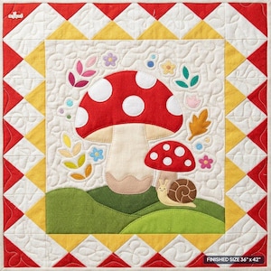 Könnte beinhalten: Ein quadratischer Quilt mit einem großen rot-weiß gepunkteten Pilz und einem kleineren Pilz mit einer braunen Schnecke auf einem grünen Hügel. Der Rand hat rote und gelbe Dreiecke. Der Text lautet: FINISHED SIZE 36" x 42". Bunte Blumenmotive.