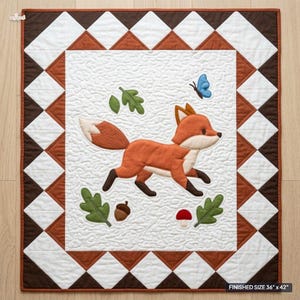 Peut inclure: Une courtepointe rectangulaire avec un panneau central blanc à texture matelassée, un appliqué de renard orange, des feuilles vertes, un gland marron, un champignon rouge et un papillon bleu. La bordure présente un motif géométrique de triangles marron et blancs.