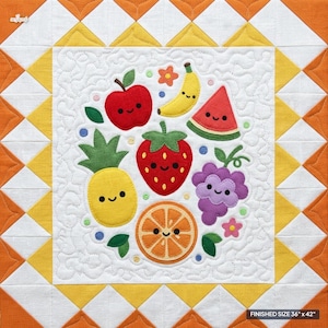 Puede incluir: Un tapiz acolchado con un panel central blanco que presenta figuras de frutas bordadas, incluyendo una manzana roja, un plátano amarillo, una rodaja de sandía, una fresa, una piña, una naranja y uvas moradas, enmarcado por triángulos naranjas y amarillos.