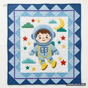 Puede incluir: Una colcha rectangular de 36 por 42 pulgadas que presenta un astronauta central con traje azul y amarillo. El diseño incluye un fondo blanco con estrellas, nubes y una luna creciente amarilla bordadas, enmarcado por bordes de color azul.