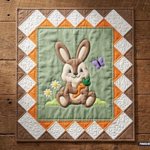Peut inclure: Une tenture murale matelassée rectangulaire avec un panneau central vert sauge, un lapin marron appliqué tenant une carotte orange, deux marguerites blanches et un papillon violet. Bordure à motifs losanges orange et blancs. Taille 91 cm x 107 cm.