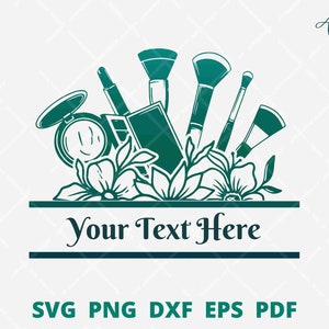 Op de afbeelding: Een groen en wit ontwerp met make-upkwasten, een compact en een oogschaduwpalette met bloemmotieven. De tekst "Your Text Here" wordt onder het ontwerp weergegeven.