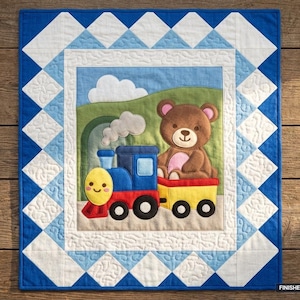Peut inclure: Une couverture matelassée pour bébé avec une applique centrale représentant un ours en peluche brun assis dans un wagon jaune attaché à une locomotive bleue et rouge. Le décor inclut des collines vertes et un nuage blanc. Bordure en losanges.