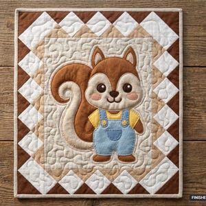 Könnte beinhalten: Ein rechteckiger Quilt mit einer zentralen Applikation eines braunen Eichhörnchens, das ein gelbes T-Shirt und eine hellblaue Latzhose trägt. Der Rand hat ein braun-weißes Rautenmuster. Die fertige Größe beträgt 91,44 cm mal 106,68 cm.