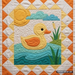 Può includere: Un arazzo trapuntato con un'anatra gialla centrale su acqua blu, un sole giallo e nuvole blu. La scena include tife verdi e un bordo di triangoli arancioni e bianchi. Il testo recita: FINISHED SIZE 36" x 42".