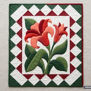 Op de afbeelding: Een rechthoekige wandquilt met een centrale applicatie van rode en koraalkleurige lelies met groene bladeren op een witte achtergrond. De rand bestaat uit een geometrisch patroon van witte, donkergroene en bordeauxrode driehoeken. Afmeting 91,44 cm x 106,68 cm.