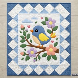Peut inclure: Une courtepointe rectangulaire avec une applique centrale représentant un oiseau bleu à l'aile jaune perché sur une branche brune. Le motif inclut des fleurs violettes et pêche, des feuilles vertes et des petits cœurs roses. Bordure à motif de losanges bleu et blanc. Dimensions finies 91 cm x 107 cm.