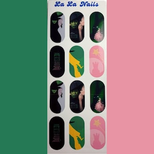 Puede incluir: Conjunto de 12 envolturas para uñas con imágenes de la obra musical Wicked. Las imágenes incluyen la Bruja Mala del Oeste, Elphaba, Glinda y las palabras "Wicked" en verde y negro.