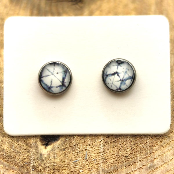 Clous d'oreille, acier inoxydable, cabochon de 6mm de diamètre en résine sur imprimé, motif asymétrique, fait main