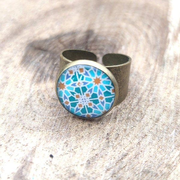 Bague, acier inoxydable couleur bronze, cabochon de 14 mm de diamètre en résine sur imprimé, fait main