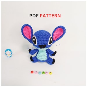 Op de afbeelding: Een blauw en turquoise gehaakt Stitch-personage met roze oren en zwarte ogen. Het personage zit op een wit oppervlak met de woorden "PDF PATTERN" erboven en het woord "STITCH" gespeld in kleurrijke letters eronder.