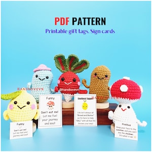 Pode incluir: Cinco brinquedos amigurumi de crochê, cada um com uma personalidade diferente e uma etiqueta de presente imprimível. Os brinquedos são um limão amarelo, uma criatura azul e rosa, um rabanete vermelho, um amendoim castanho e um cogumelo vermelho e branco. As etiquetas de presente têm ditos engraçados e citações inspiradoras.