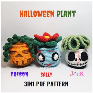 Op de afbeelding: Drie gehaakte Halloween-plantenpot-hoezen. De eerste is een pompoen met een Jack-o'-lantern-gezicht, met het label "Poison". De tweede is een blauwe pot met een rode bloem en een gestikt gezicht, met het label "Sally". De derde is een witte schedel met een groene plant, met het label "Jack". De tekst "3IN1 PDF PATTERN" staat onder de potten.
