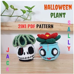 Könnte beinhalten: Zwei gehäkelte Halloween-Pflanzen-Amigurumi, eine mit einem Jack-Skellington-Gesicht und die andere mit einem Sally-Gesicht. Der Text "Halloween Plant 2in1 PDF Pattern" befindet sich über dem Amigurumi. Der Text "Jack" befindet sich links vom Jack-Skellington-Amigurumi und der Text "Sally" rechts vom Sally-Amigurumi.