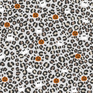 Puede incluir: Un patrón sin costuras con un fondo de estampado de leopardo gris y blanco con calabazas naranjas y fantasmas blancos.