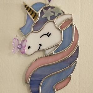 Adorable licorne en vitrail avec lueur dans les étoiles noires