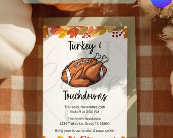 Könnte beinhalten: Einladung zum Thanksgiving-Fest mit einer Football-Truthahn-Grafik. Die Einladung enthält den Text "Turkey & Touchdowns" sowie Details zur Veranstaltung, einschließlich Datum, Uhrzeit und Ort. Das Design umfasst Herbstblätter und Beeren.