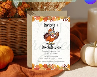 Könnte beinhalten: Einladung zum Thanksgiving-Thema mit einer Cartoon-Truthahnfigur, die einen Footballhelm trägt und einen Football hält. Der Text lautet "Turkey & Touchdowns" mit Veranstaltungsdetails. Das Design zeigt Herbstblätter und ein Canva-Logo.
