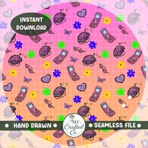 Könnte beinhalten: Nahtloses Muster mit Retro-Thema, das pinkfarbene Klapphandys, CD-Player, Sonnenbrillen, Schmetterlinge und Blumen auf einem rosa-orangenen Farbverlauf zeigt. Enthält den Text "Sofort-Download", "Handgezeichnet" und "Nahtlose Datei".