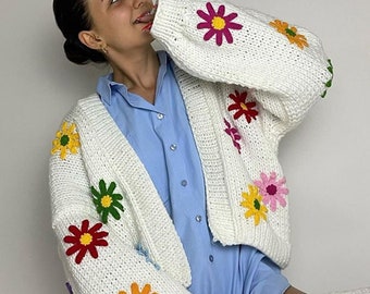 Cardigan à fleurs blanches pour femmes, grosse camomille en tricot, camomille Big Bloom faite à la main