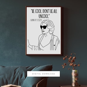 Puede incluir: Un dibujo en blanco y negro de una mujer con gafas de sol con la cita "Be cool don't be all uncool" - Luann de Lesseps.