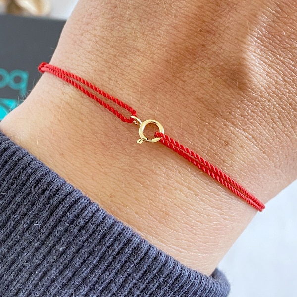 Bracelet en ficelle rouge en or massif 14 carats - kabbale en cordon de soie - brassard minimaliste - fermoir à ressort en or 14 carats - cadeau d'anniversaire - mauvais œil