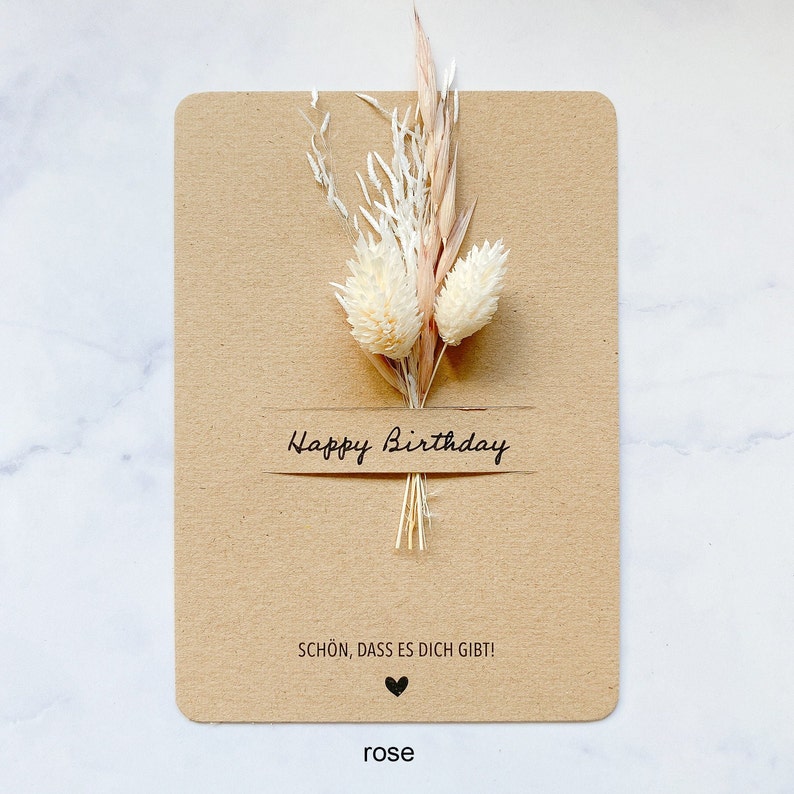 Draufsicht Happy Birthday Karte aus Kraftpapier mit Trockenblumenstrauß "rose"