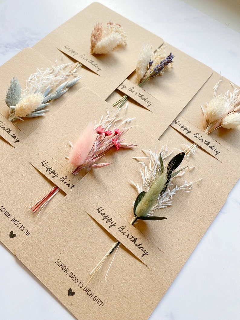 Übersicht von sechs Happy Birthday Karten aus Kraftpapier mit verschiedenen Trockenblumensträußen