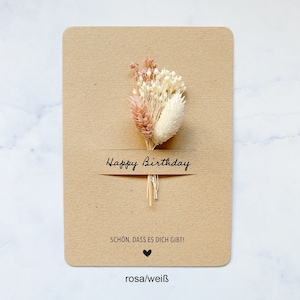 Draufsicht Happy Birthday Karte aus Kraftpapier mit Trockenblumenstrauß "rosa/weiß"