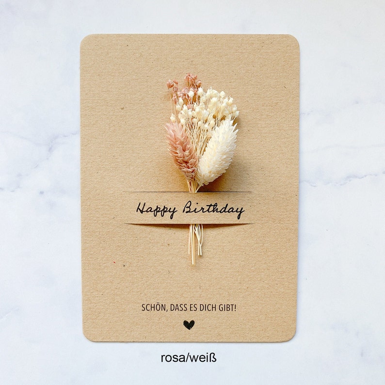 Draufsicht Happy Birthday Karte aus Kraftpapier mit Trockenblumenstrauß "rosa/weiß"