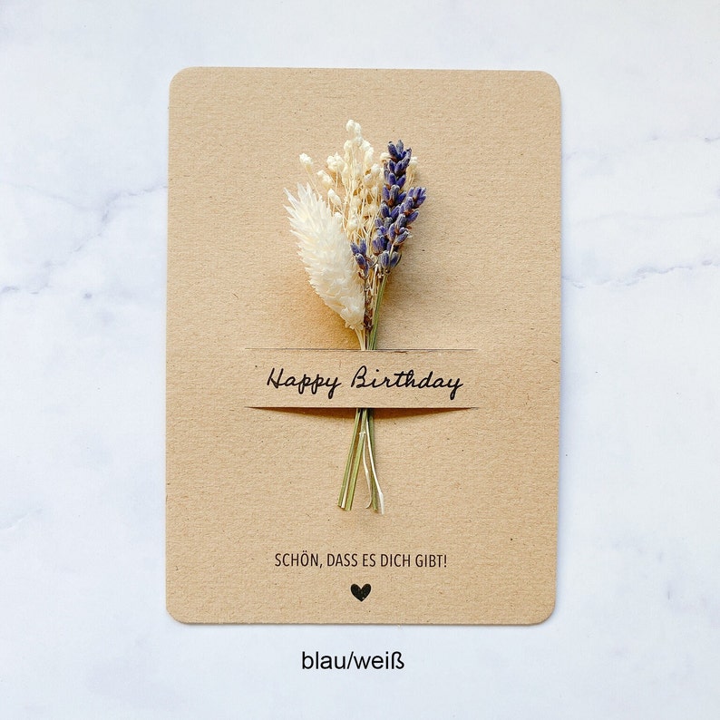 Draufsicht Happy Birthday Karte aus Kraftpapier mit Trockenblumenstrauß "blau/weiß"