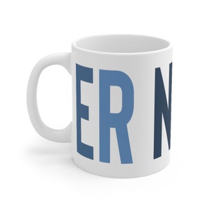 以下が含まれることがあります： 白いセラミック製のマグカップに、青と濃い青の文字で「ERN」と印刷されています。