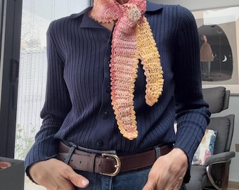 Bufanda Sophie de ganchillo hecha a mano, bufanda de hilo suave con degradado de atardecer, accesorio único para mujer, bufanda elegante, regalo para ella, estilo minimalista.