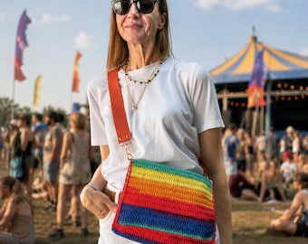 Regenbogen Häkeltasche, Handgemachte LGBTQ+ Crossbody Geldbörse, Festival Schultertasche, Buntes Boho Pride Accessoire, Regenbogen Geschenk