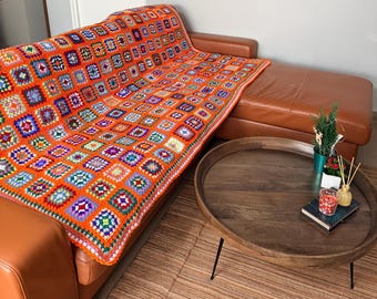 Manta de abuela tejida a crochet, hecha a mano, con borde naranja, estilo bohemio (152 cm x 206 cm), ideal para el Día de la Madre, decoración del hogar y para inauguración de la casa.