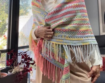 Chal de ganchillo hecho a mano en tonos pastel con flecos – Chal triangular estilo boho para primavera y verano - Regalo para ella - Regalo para el Día de la Madre - Chal grande