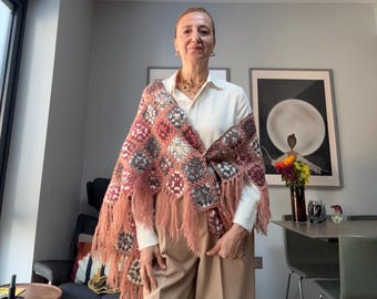 Chal de ganchillo cuadrado de abuela hecho a mano con flecos, chal triangular bohemio, color rosa y tierra, regalo para ella, regalo para el Día de la Madre