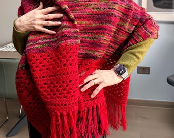 Chal de punto hecho a mano con flecos, chal bohemio rojo multicolor, poncho cálido de invierno, regalo para ella, bufanda de punto, regalo para el Día de la Madre