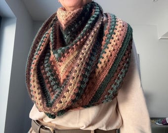 Chal triangular de crochet hecho a mano: bufanda bohemia, chal acogedor para otoño e invierno, regalo para el Día de la Madre, regalo para ella.