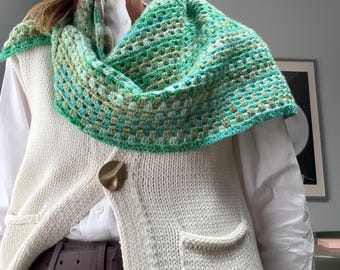 Chal triangular de ganchillo hecho a mano, bufanda verde degradada con broche GRATIS – Bufanda de cuello con puntada de abuela – Chal ligero de primavera/verano, ideal como regalo.