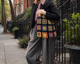 Bolso de abuela cuadrado de ganchillo hecho a mano / Tote bohemio negro con cuadrados neón de colores / Bolso de hombro retro y bolso de mercado / Regalo artesanal